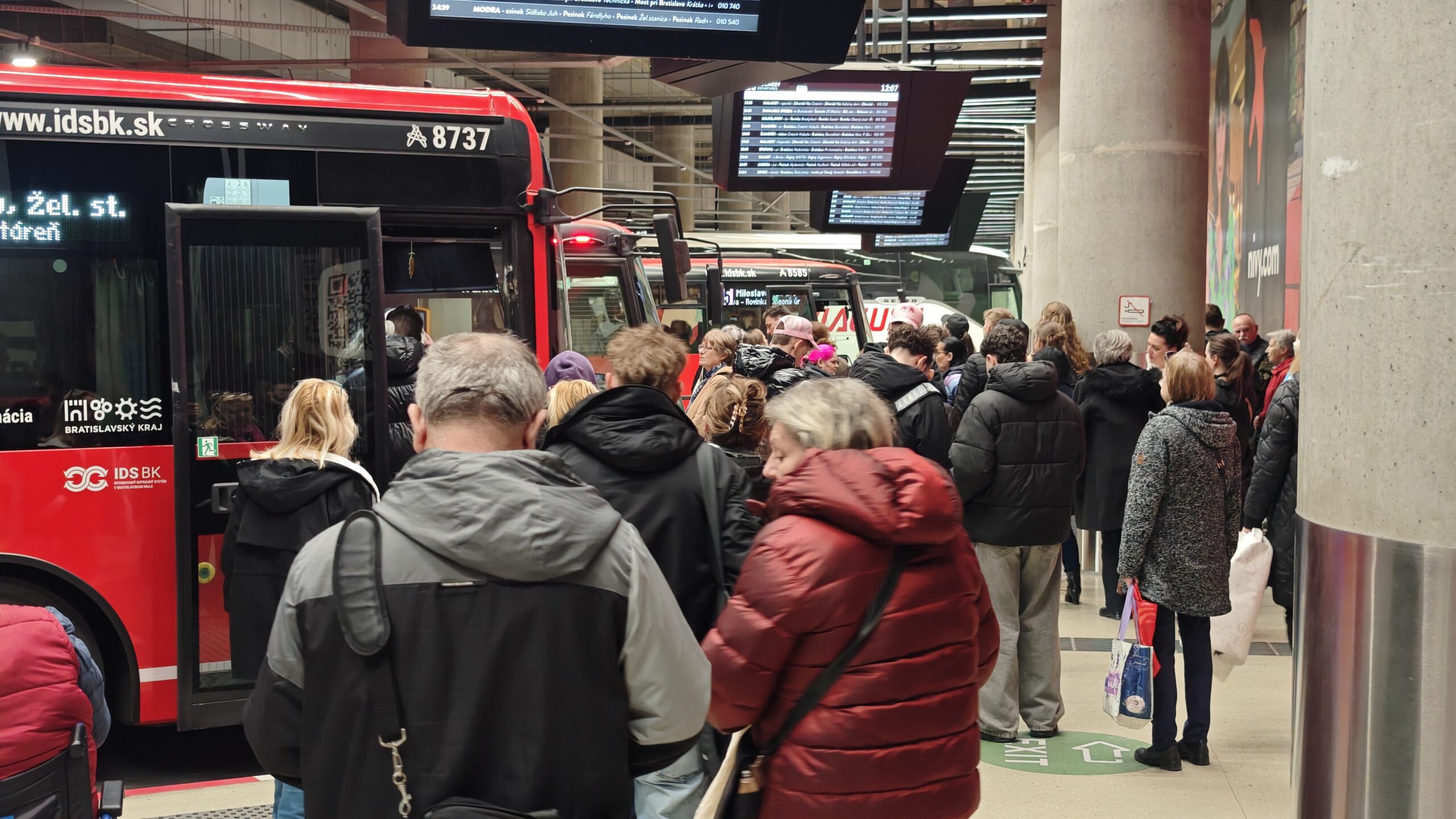 za-zhorsene-prevadzkove-podmienky-na-autobusovej-stanici-nivy-nesie-plnu-zodpovednost-sukromny-prevadzkovatel.-bratislavsky-kraj-riesi-dosledky