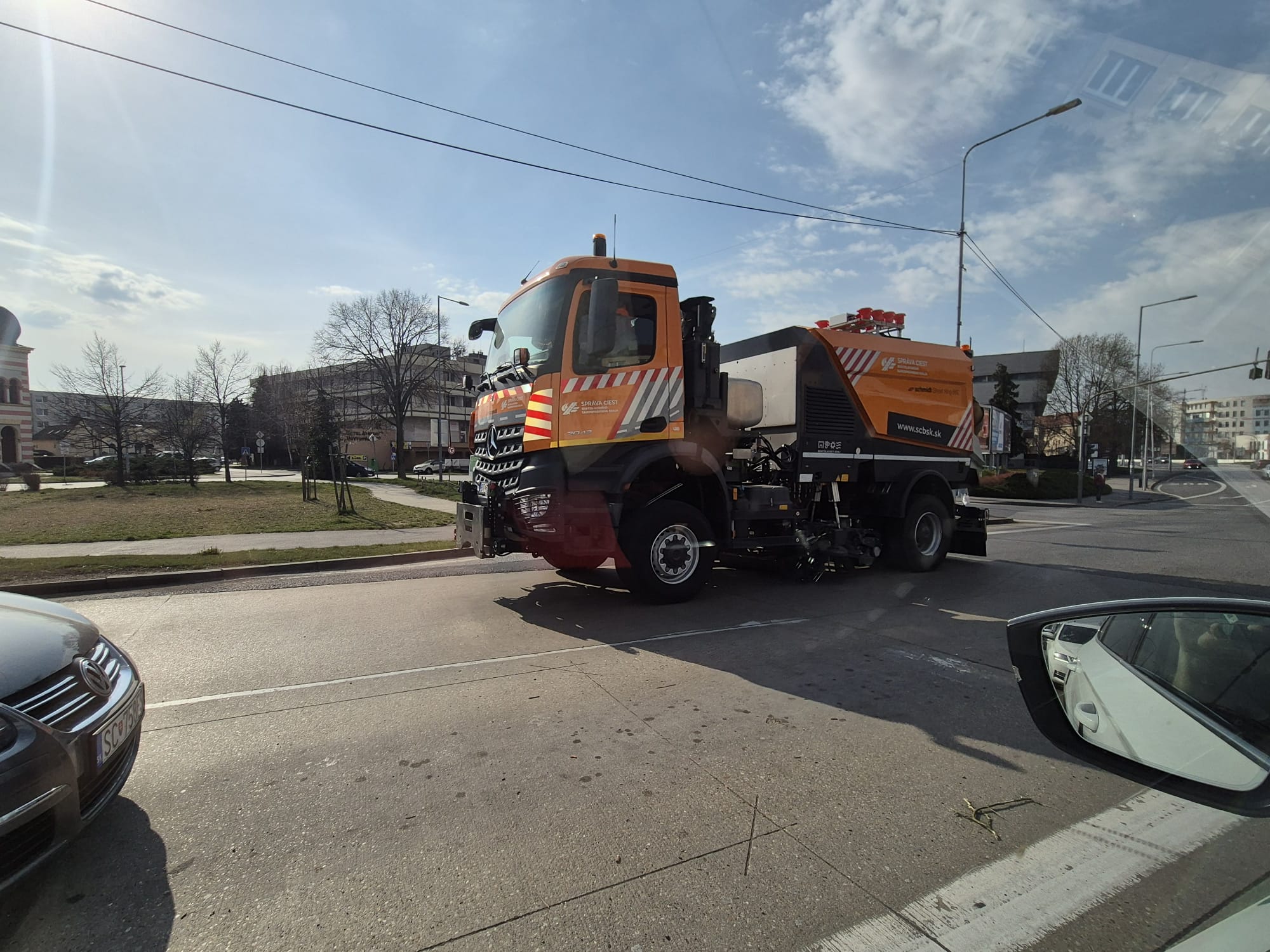 zupni-cestari-prechadzaju-na-jarny-rezim.-technika-uz-cisti-cesty-v-malackach