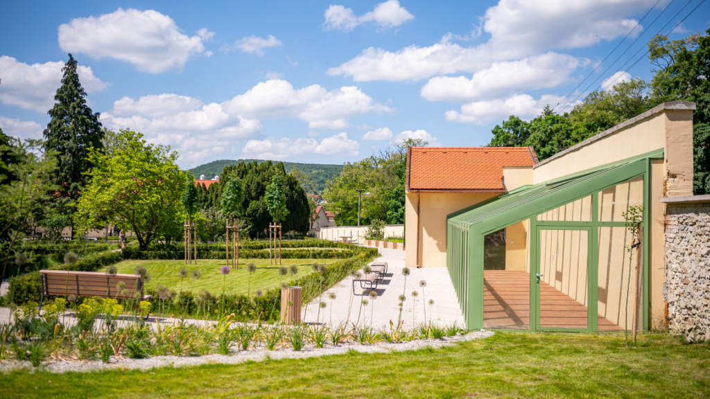 zahrada-kastiela-v modre-sa-prebudza