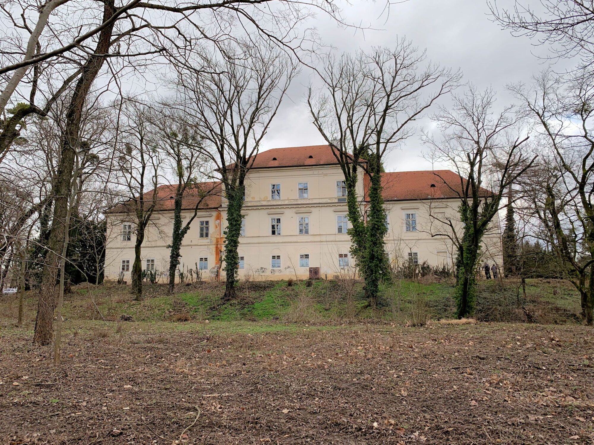 vyskum-v-areali-kastiela-v-malinove-priniesol-prve-dokazy-o-stredovekej-stavbe