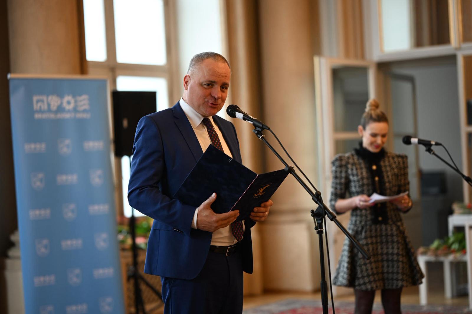 bratislavsky-kraj-ocenil-vynimocnych-ucitelov.-juraj-droba-po-prvy-raz-udelil-aj-ocenenie-riaditel-roka