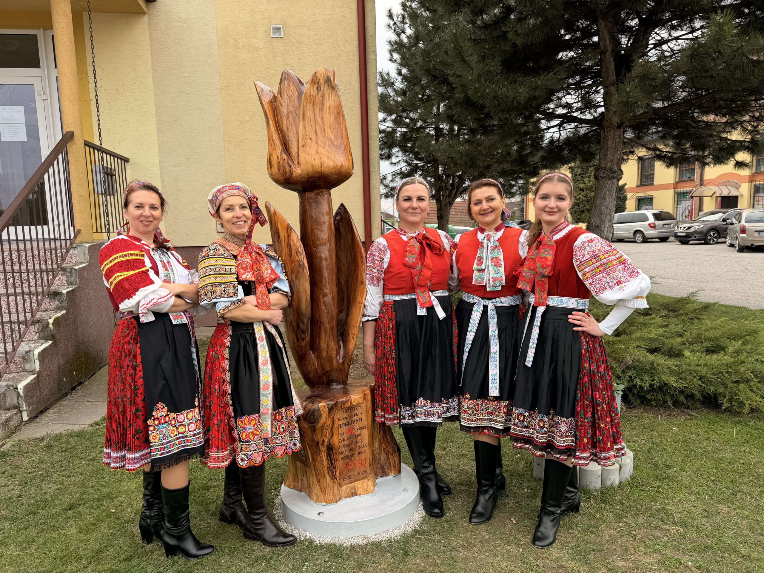v-cataji-odhalili-novy-pamatnik,-ktory-pripomina-bliziace-sa-100.-vyrocie-folklornej-tradicie