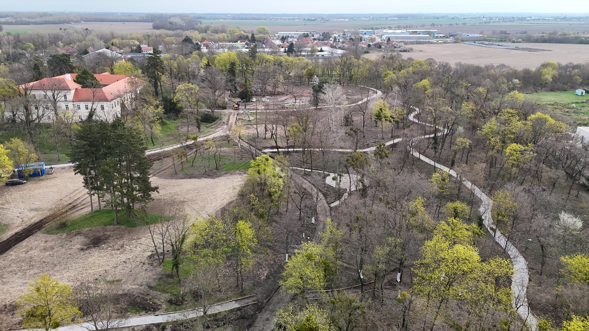 obnova-historickeho-parku-v-malinove-pokracuje,-pribudaju-nove-chodniky-aj-infrastruktura