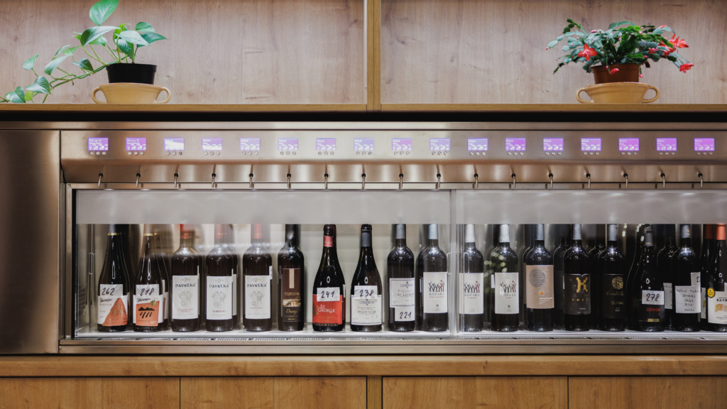 vo-vinoteke-v-kastieli-v-modre-ochutnate-vina-z-pezinskeho-rajonu