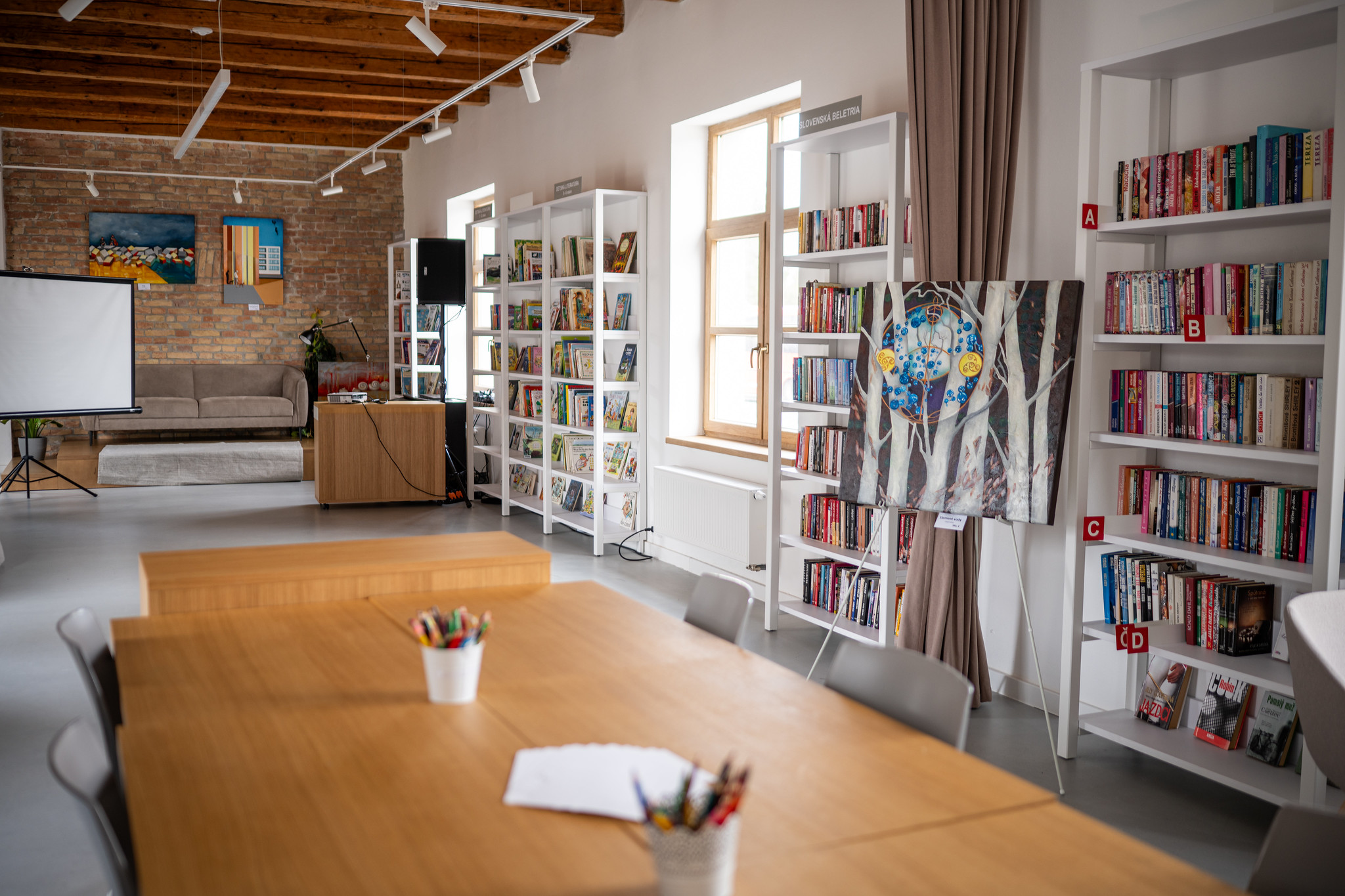 chatrajuca-budova-v dunajskej-luznej-nasla-opatovne-vyuzitie.-vznikla-tu-kniznica-a-zive-komunitne-centrum