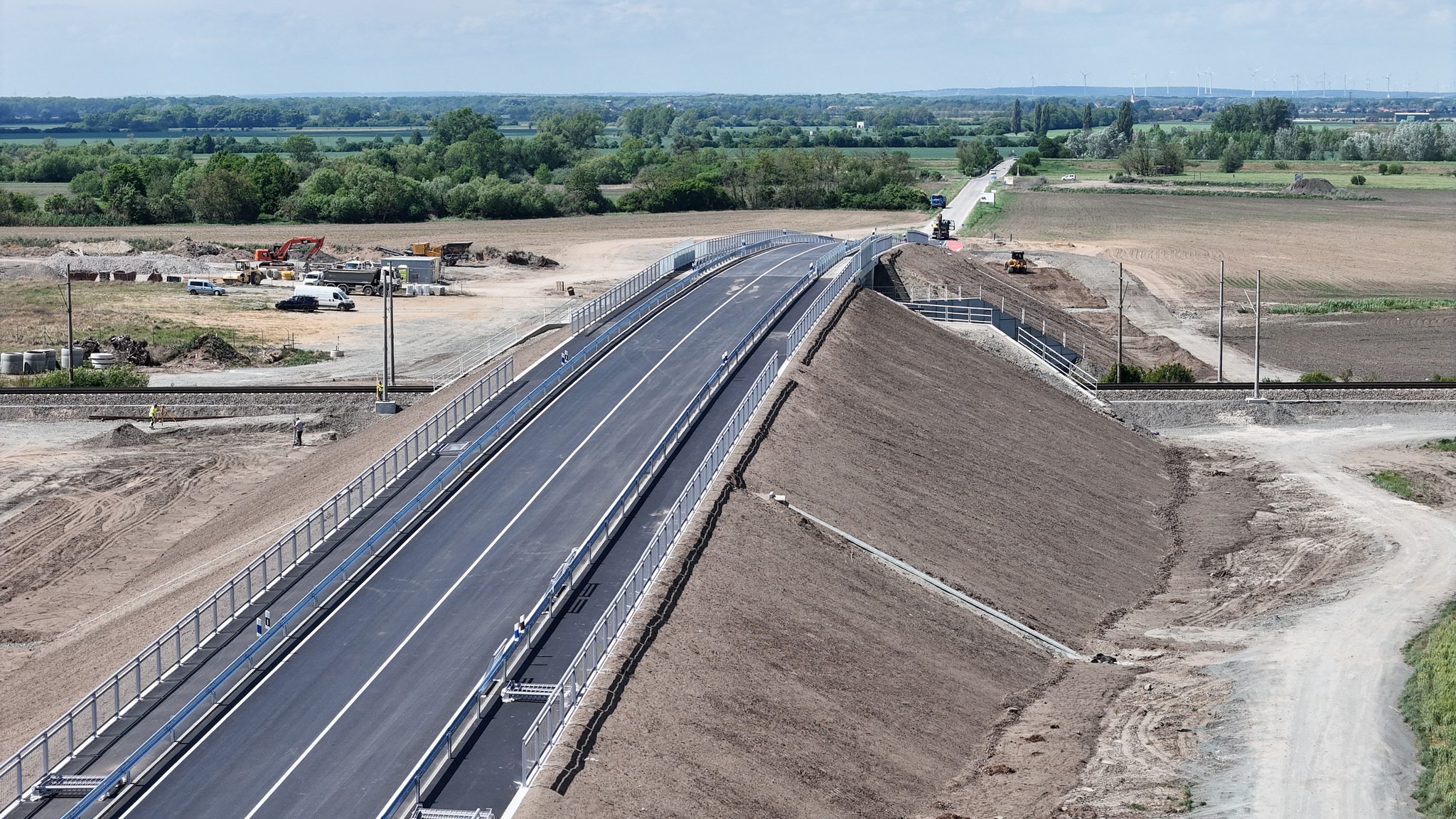 novy-most-ponad-zeleznicu-medzi-stupavou-a-vysokou-pri-morave-je-tesne-pred-dokoncenim