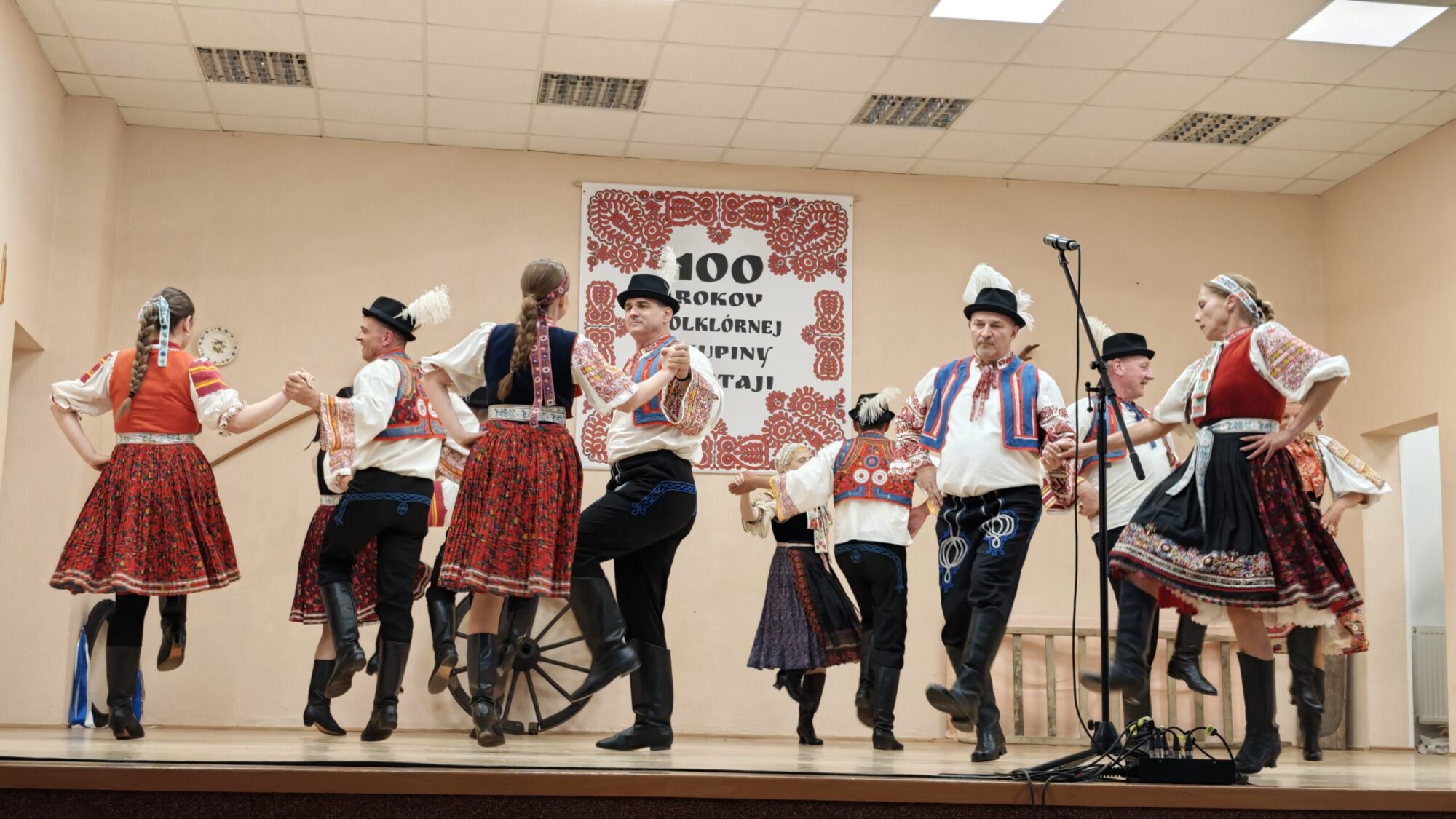 cataj-oslavil-100-rokov-folkloru