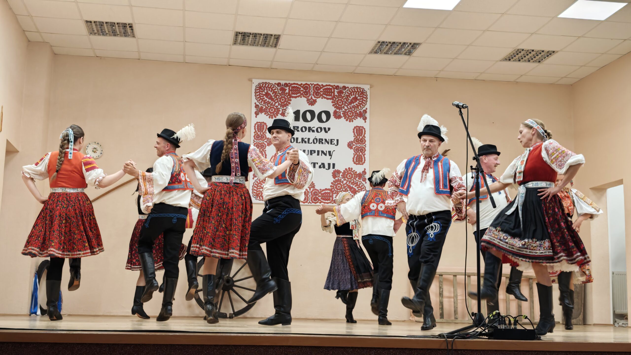 cataj-oslavil-100-rokov-folkloru