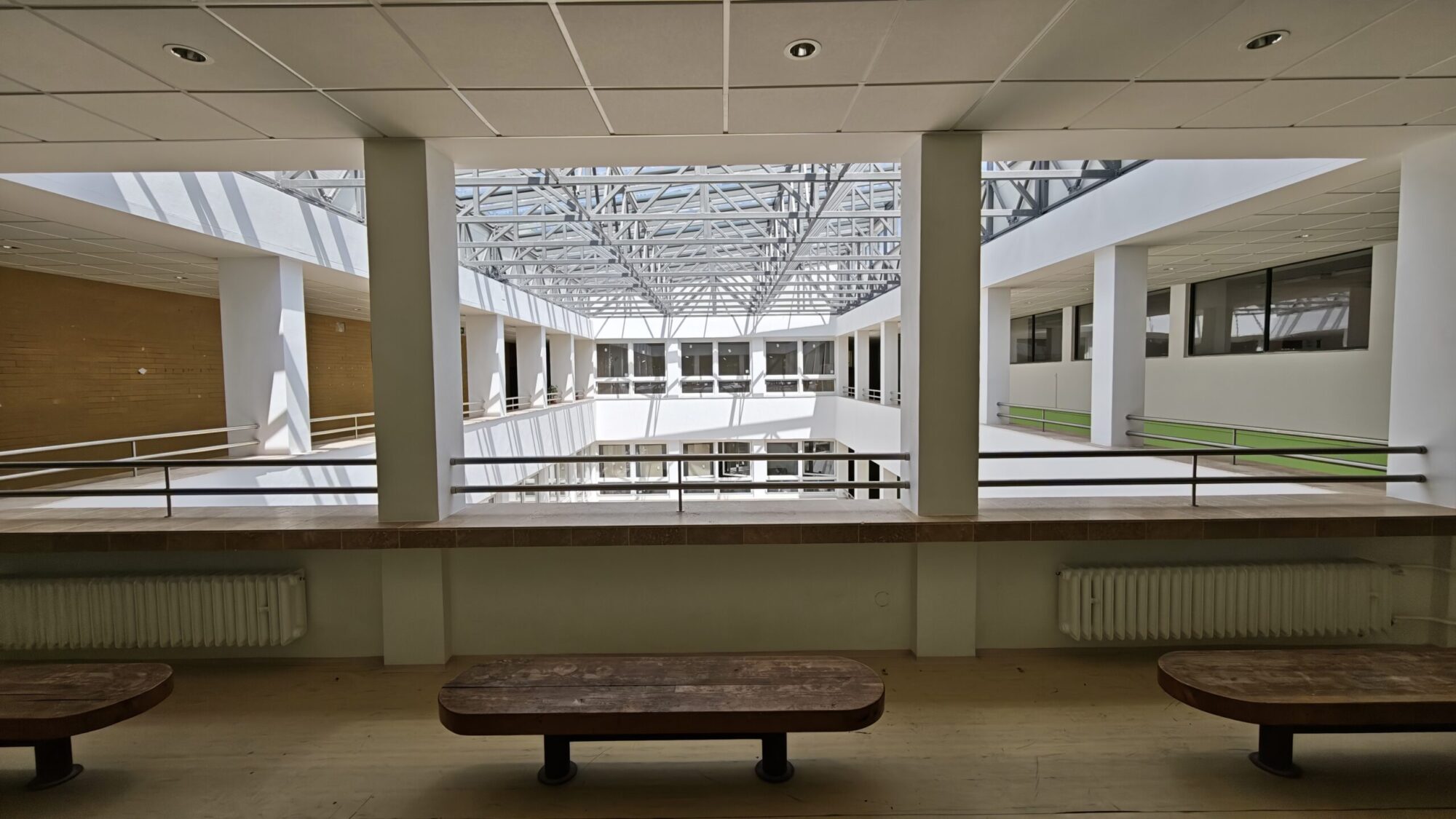 bratislavsky-kraj-dokoncuje-dalsiu-etapu-modernizacie-polygrafickej-skoly.-pribudlo-atrium-aj-bezbarierovy-pristup