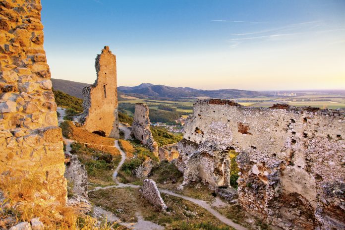 tip-na-vylet:-plavecky-hrad-a-vapenna