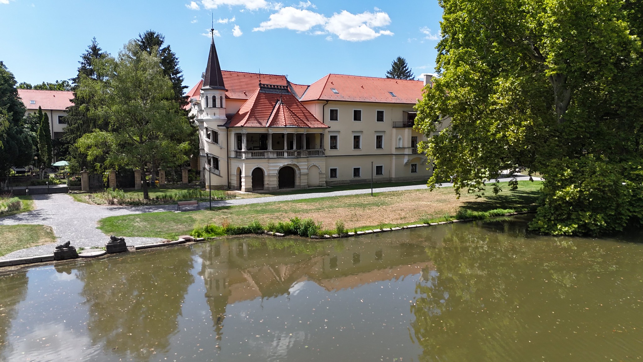 obnoveny-kastielsky-park-je-zelenym-klenotom-stupavy.-pozrite-sa,-ako-vyzera-tri-mesiace-po-otvoreni