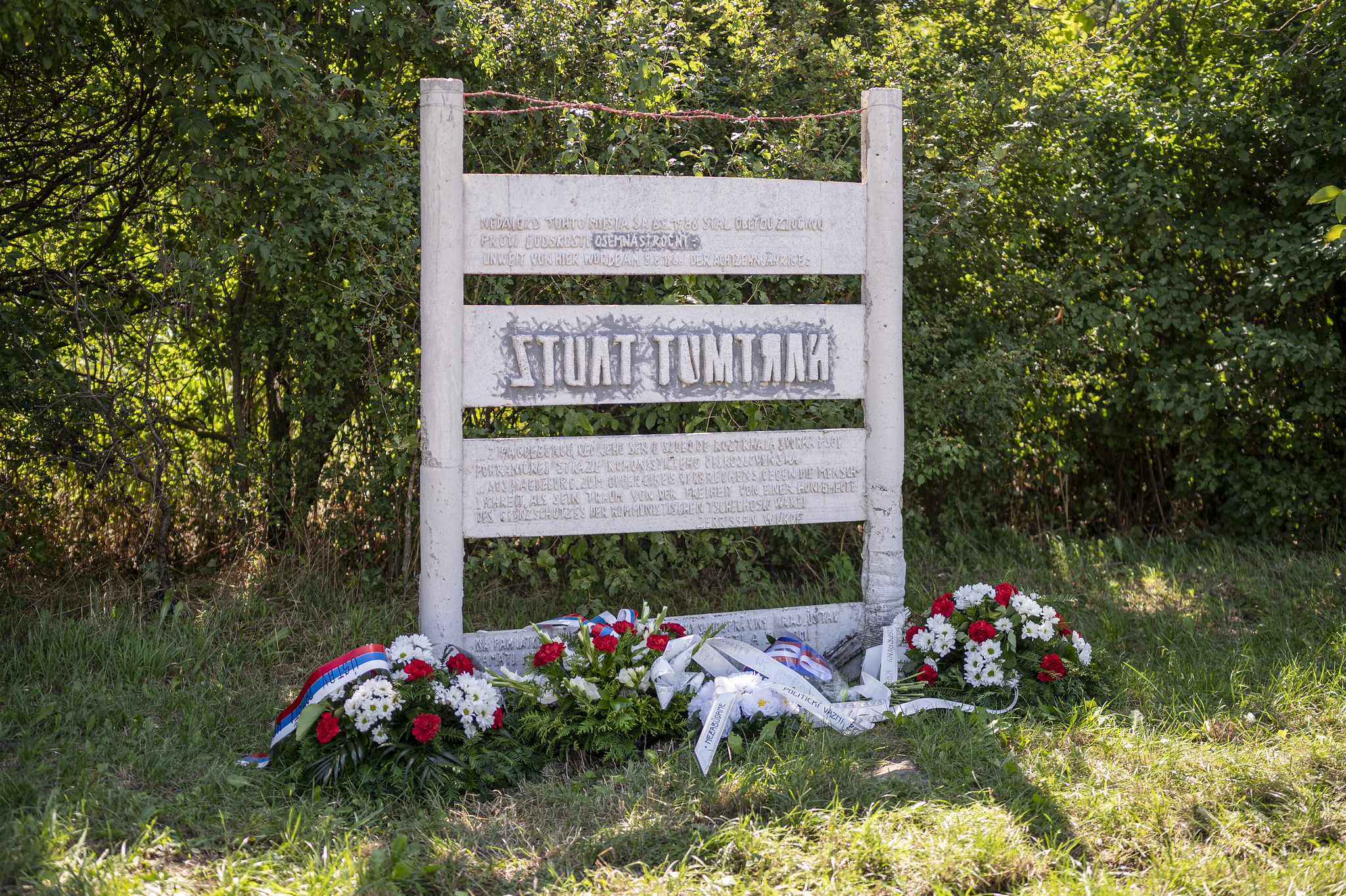 bratislavsky-kraj-si-pripomenie-40-vyrocie-tragickej-smrti-hartmuta-tautza.-pri-pamatniku-odhali-novu-informacnu-tabulu