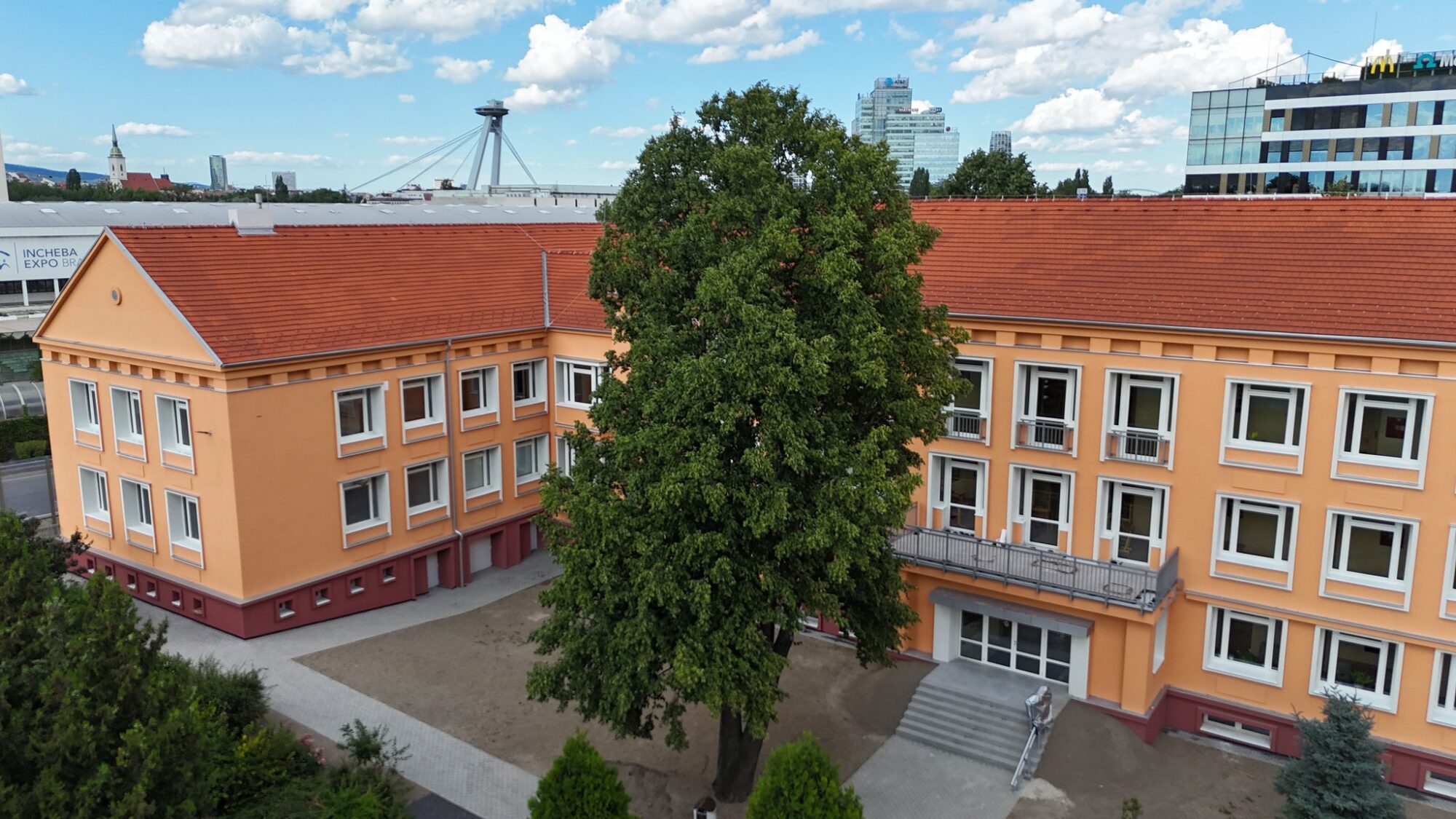 gymnazium-alberta-einsteina-ma-obnovenu-fasadu.-kraj-zvysil-energeticku-efektivnost-najstarsej-strednej-skoly-v-petrzalke