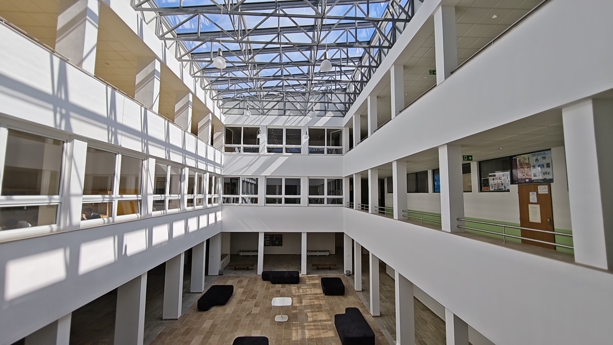 bratislavsky-kraj-dokoncil-modernizaciu-polygrafickej-skoly.-pribudlo-atrium,-bezbarierovy-pristup-aj-uspornejsie-riesenia