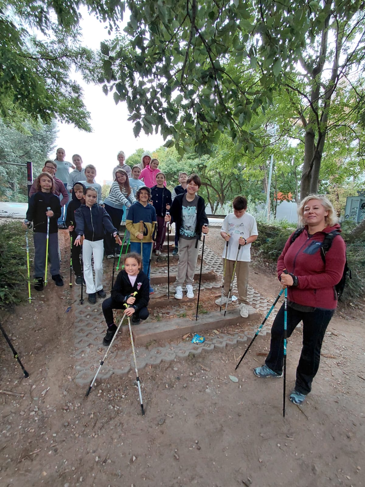 ziaci-spojenej-skoly-pankuchova-si-vyskusali-nordic-walking