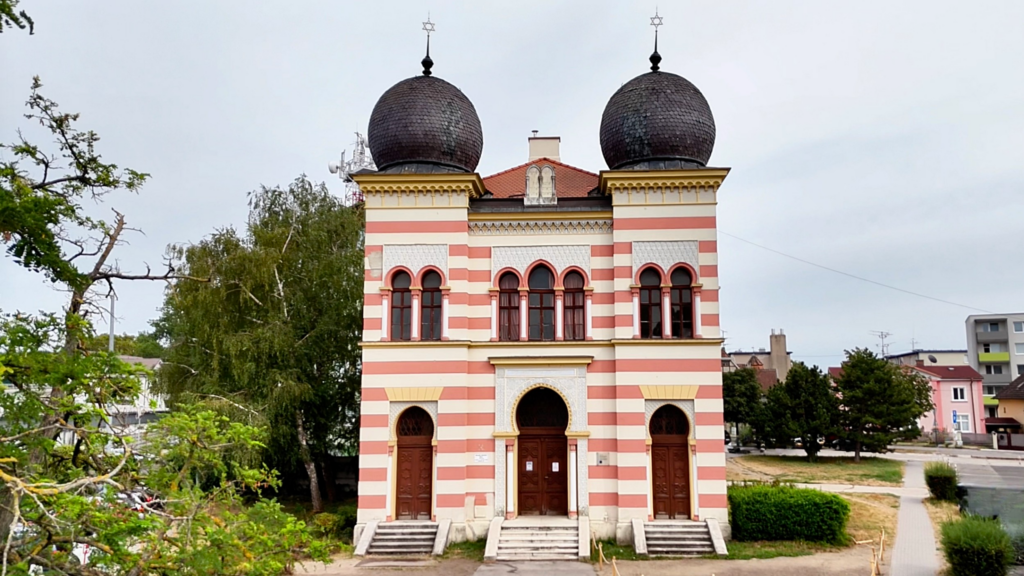 kusok-orientu-v-srdci-malaciek.-synagoga-rozprava-pribeh-mesta-a-zije-umenim
